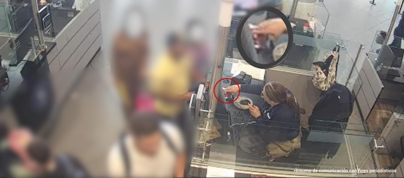 La funcionaria Leidy Marcela Quinche Cante, momento en que recibía dinero.