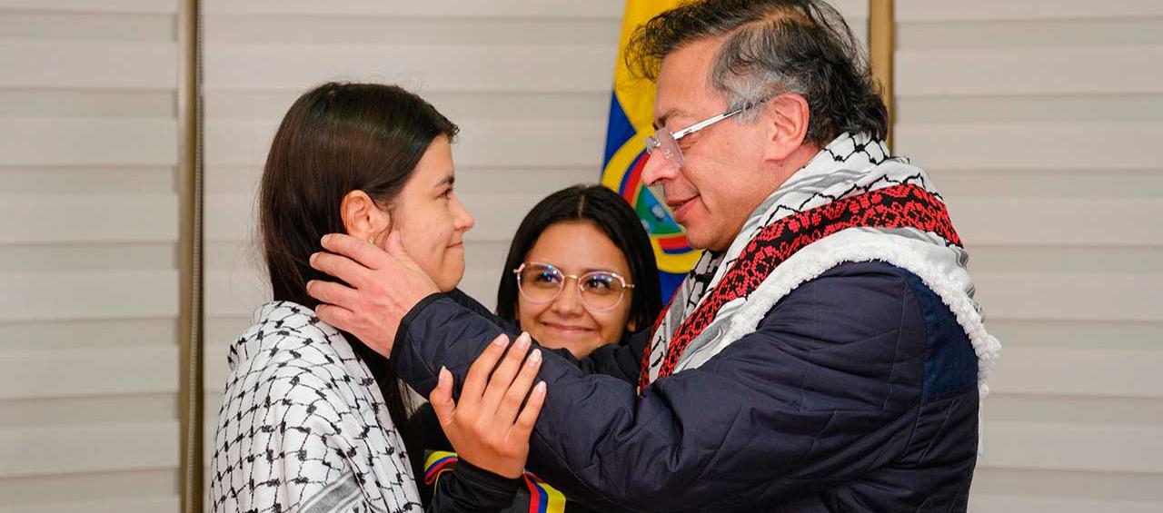Gustavo Petro dialoga con Manuela Bedoya, colombiana retenida por Israel. 