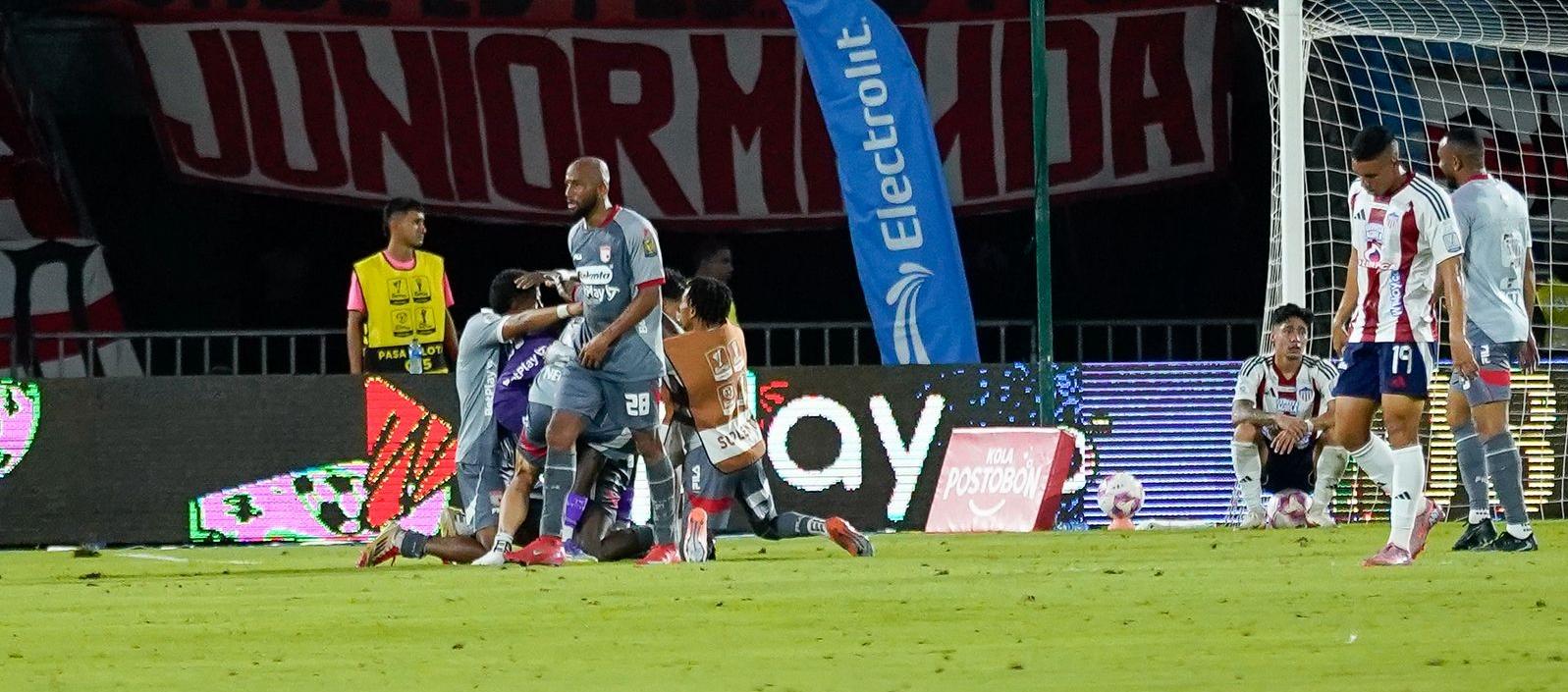 Harold Santiago Mosquera celebrando el segundo gol de Santa Fe.