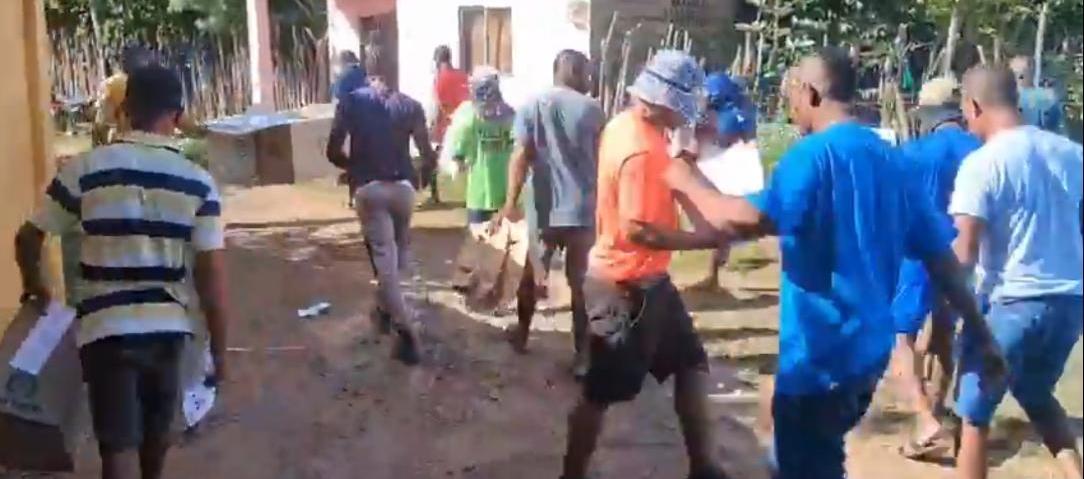 Jóvenes se llevan el material electoral de Arjona