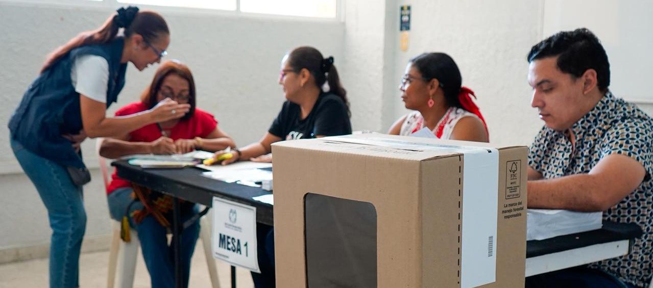 Jurados de votación en el puesto ubicado en la Institución Universitaria de Barranquilla.