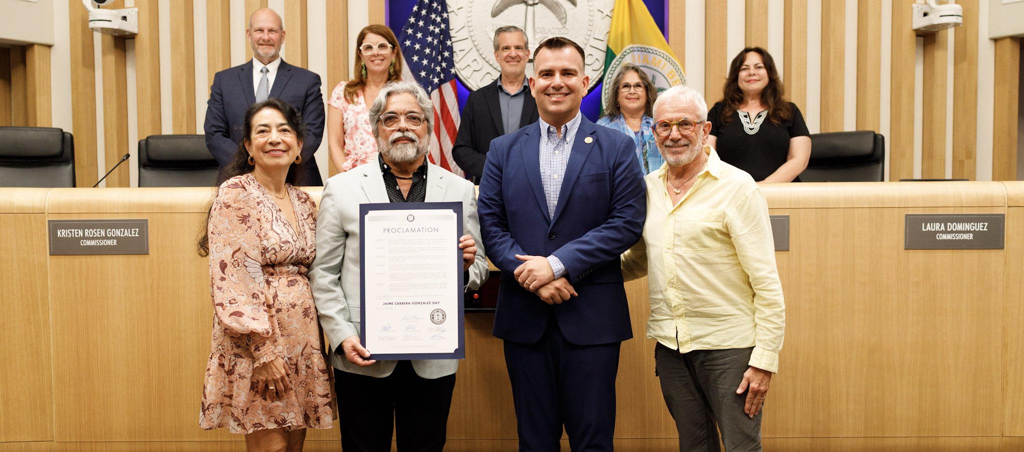 La poeta y periodista Claudia Rosenow, el escritor Jaime Cabrera González, el comisionado Alex Fernández y el gestor cultural Ray Breslin. Detrás, el alcalde Steven Meiner y los comisionados.