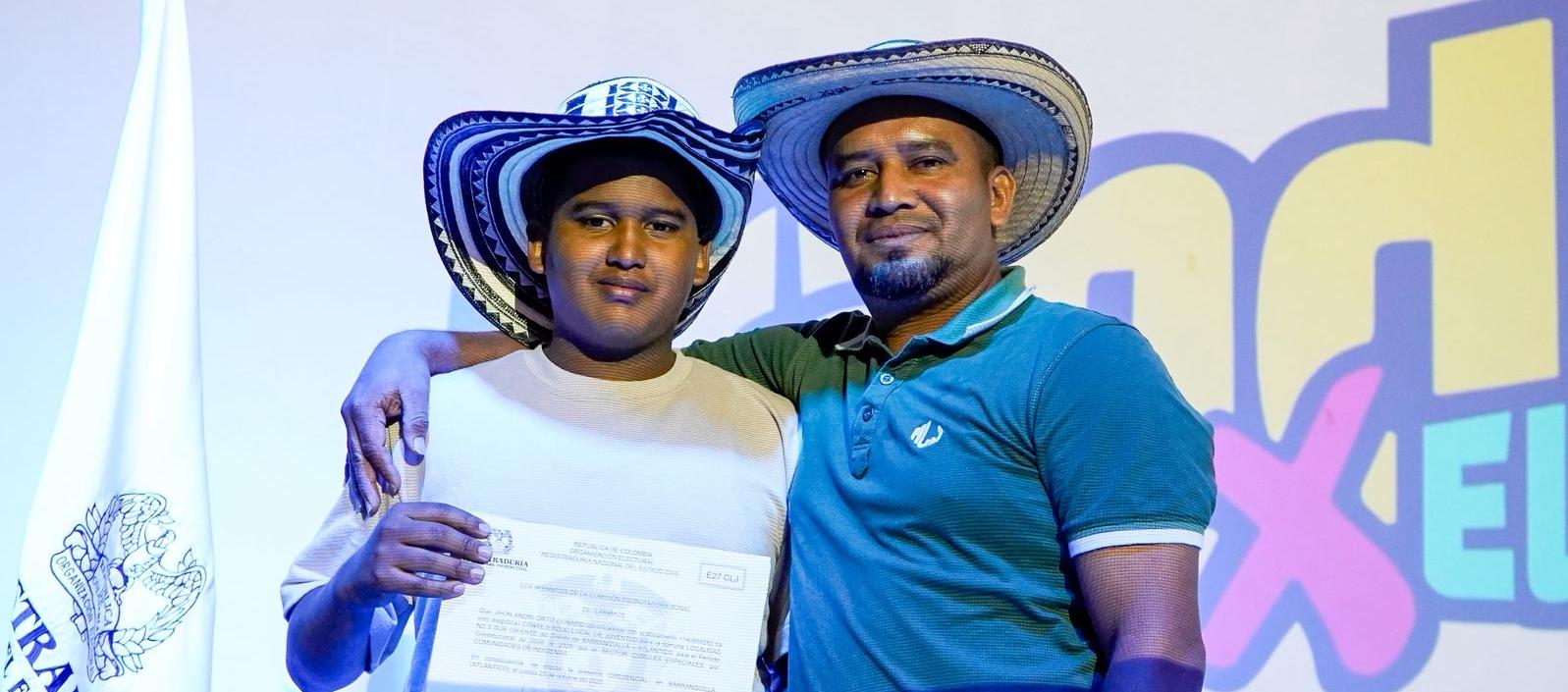 Jhon Andri Ortiz y su papá, Jhon, en la entrega de credenciales para los Consejos de Juventud.