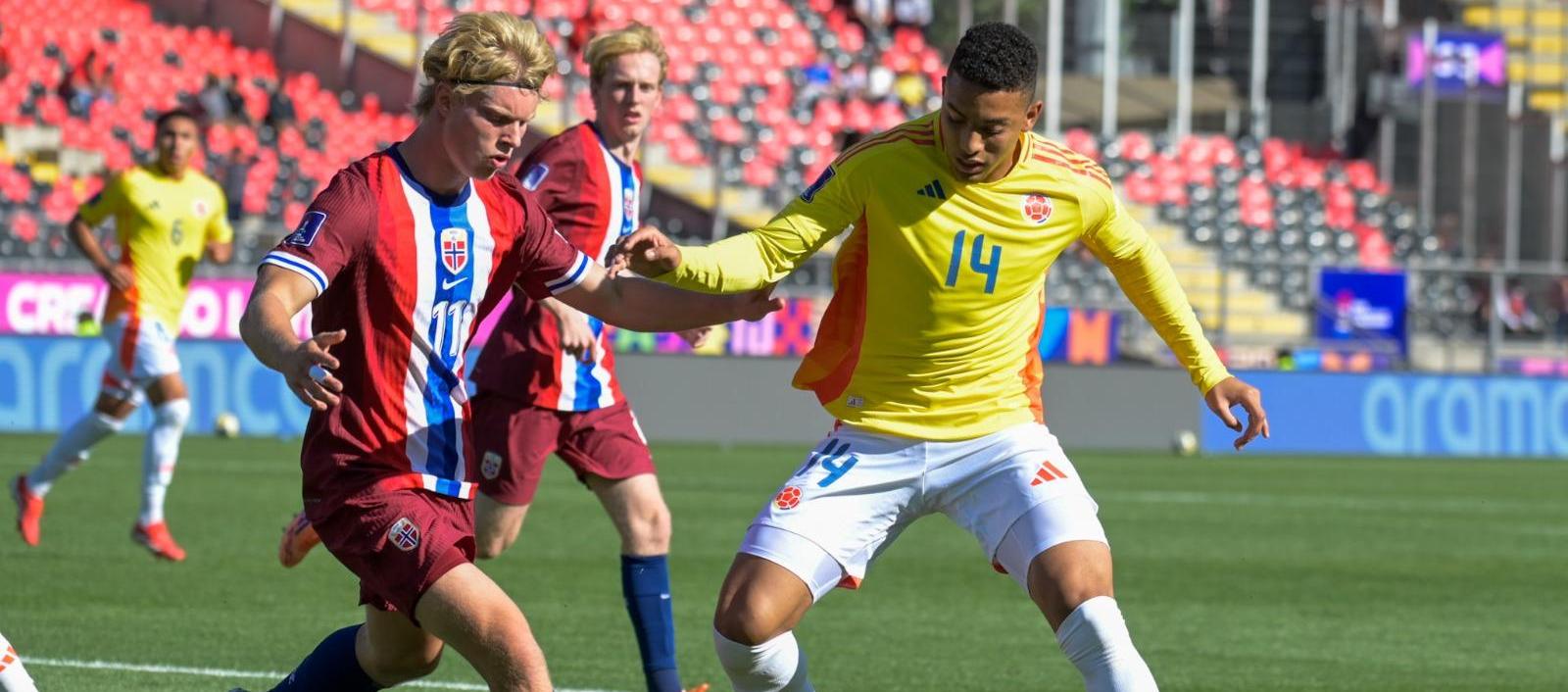 Jordan Barrera en una jugada en el partido ante Noruega