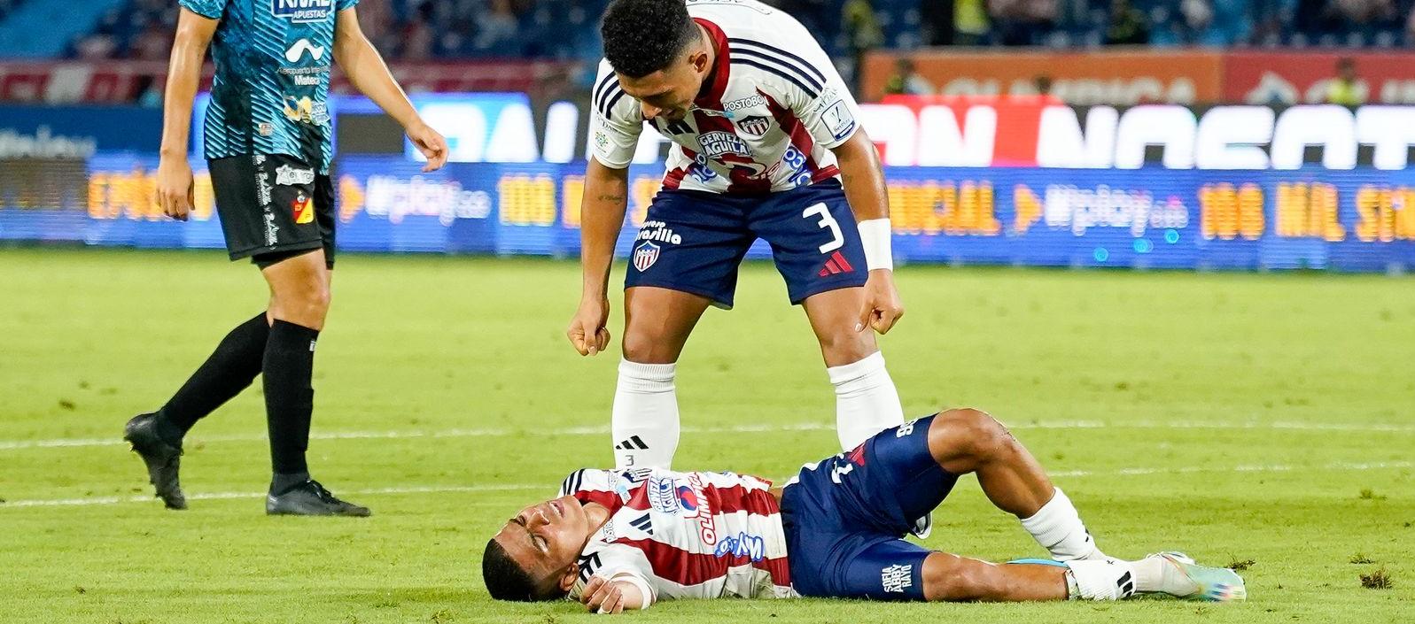 José Enamorado en el piso tras sufrir una infracción.