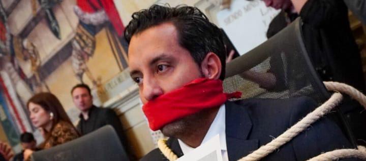 El presidente de la Cámara de Representantes, Julián López, amarrado a su curul.