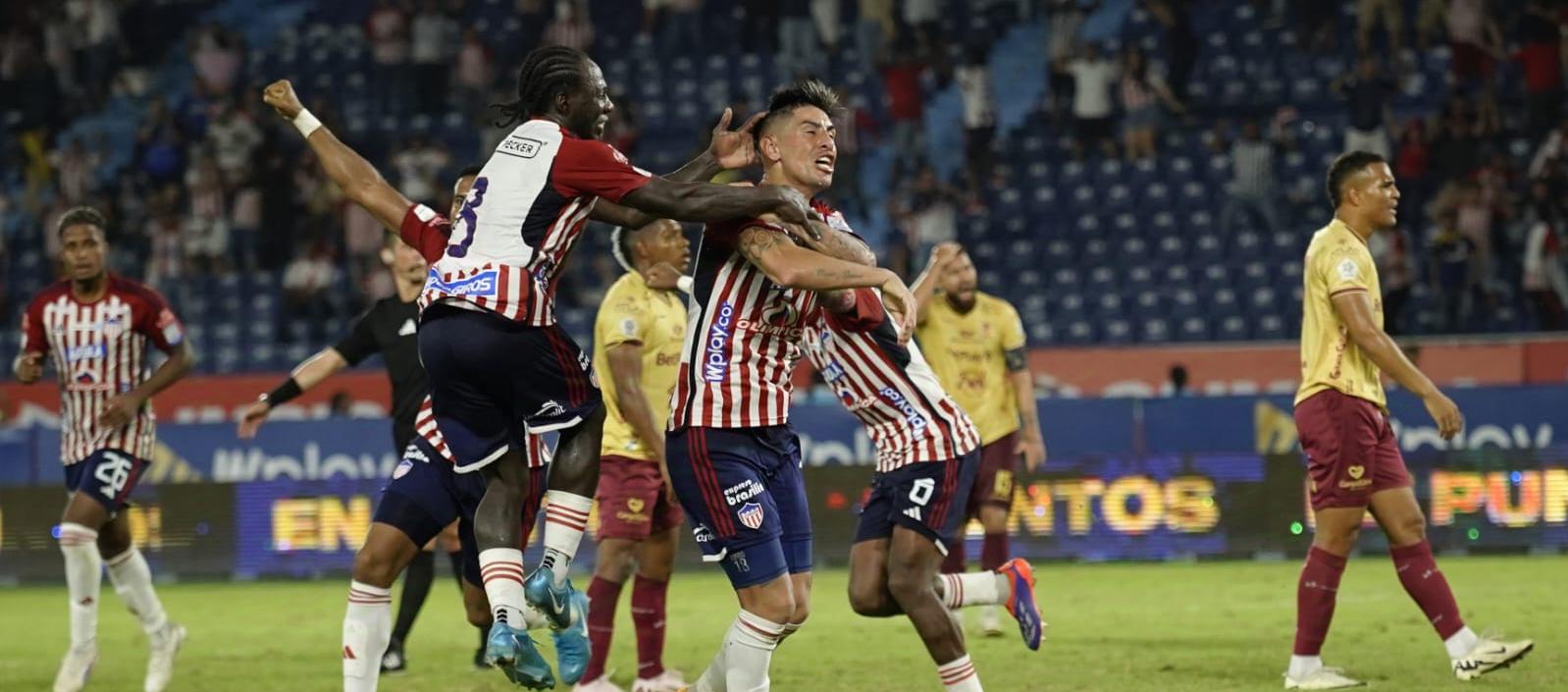 Olivera celebrando un gol contra el Tolima.
