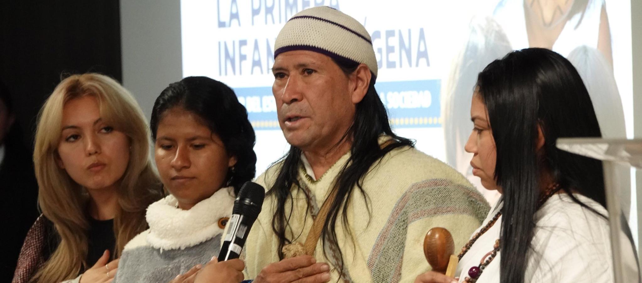 Líderes indígenas recibiendo el informe de la Contraloría