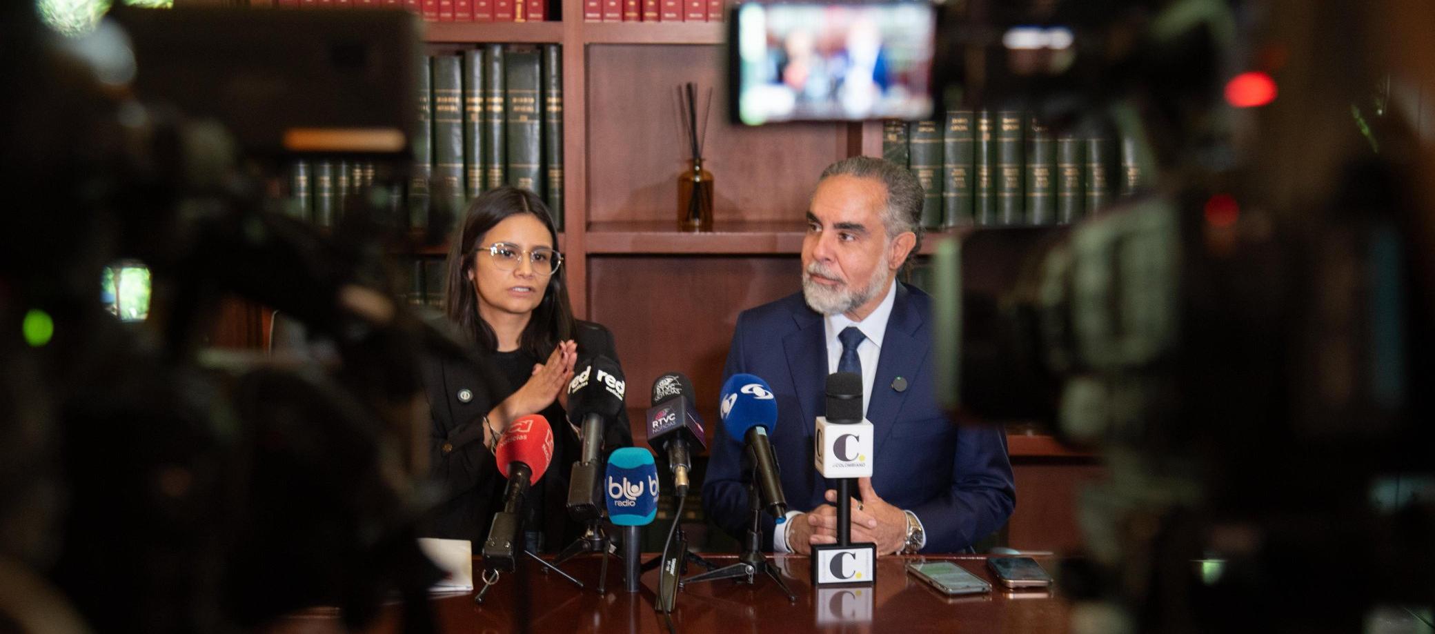 La directora del Dapre, Angie Rodríguez, y el ministro del Interior, Armando Benedetti.