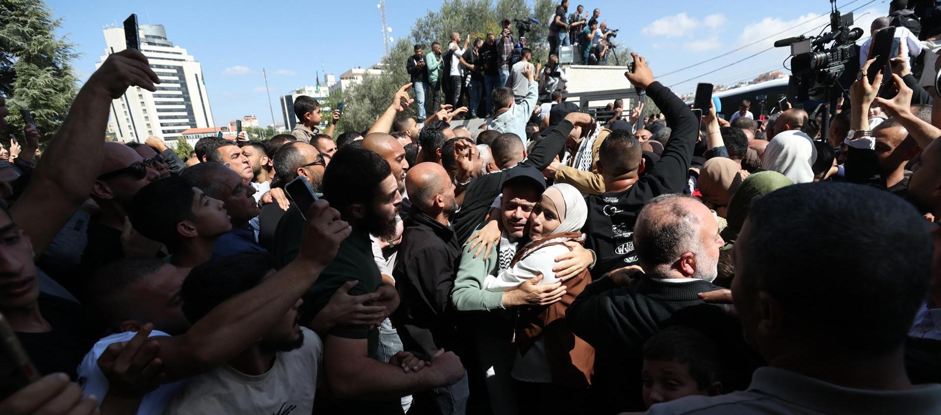La gente saluda a los presos palestinos liberados a su llegada a Ramala.