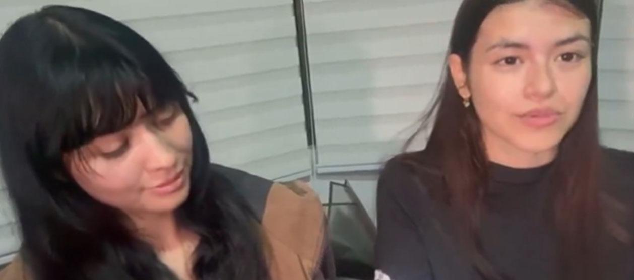 Las activistas colombianas Manuela Bedoya y Luna Barreto en su regreso al país.