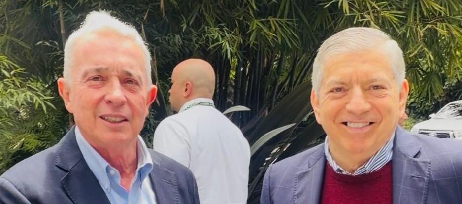 Los expresidentes Álvaro Uribe y César Gaviria.