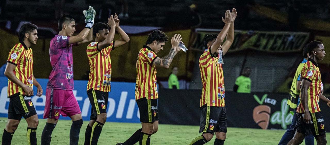 Los juveniles del Deportivo Pereira tras el partido que perdieron 5–1 contra Águilas Doradas. 
