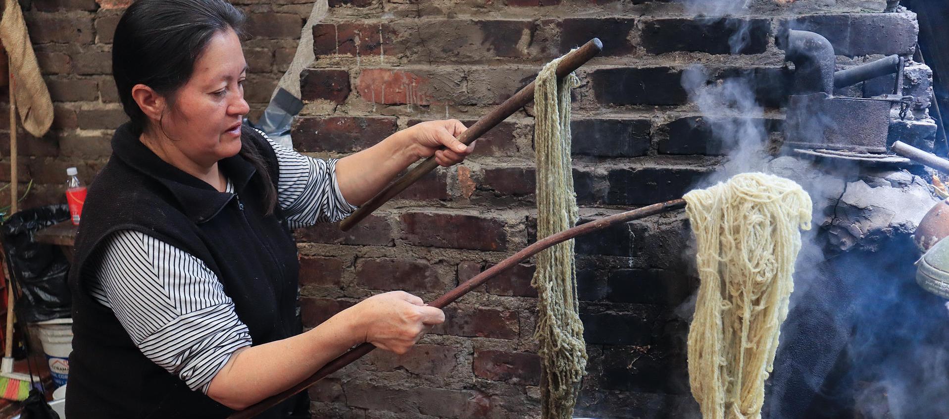 Luz María Rodríguez trabaja en el proceso de teñir lana con tinta extraída de hojas de coca 