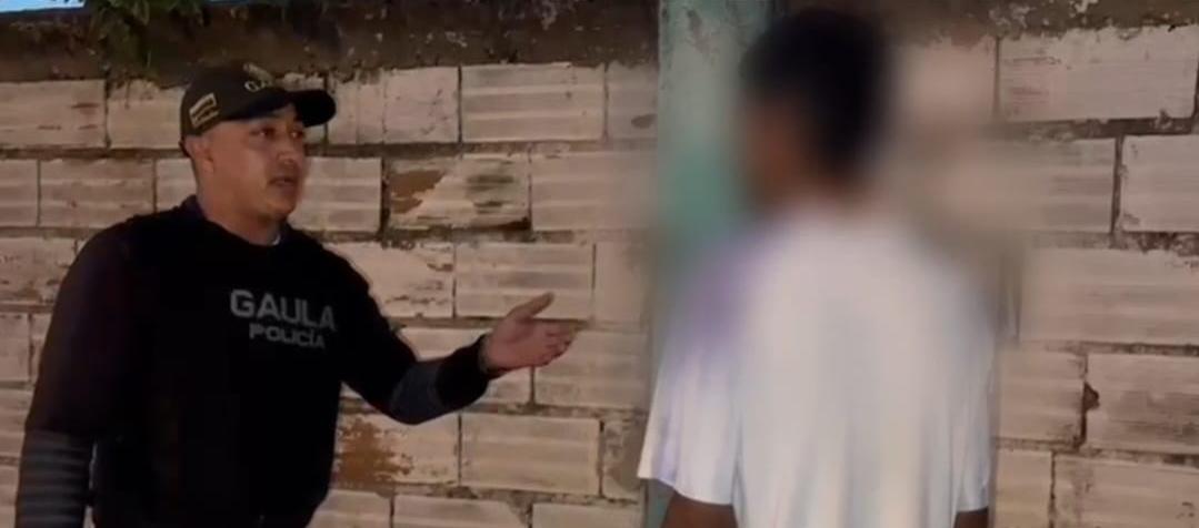 Adolescente tras ser aprehendido por el Gaula de la Policía. 