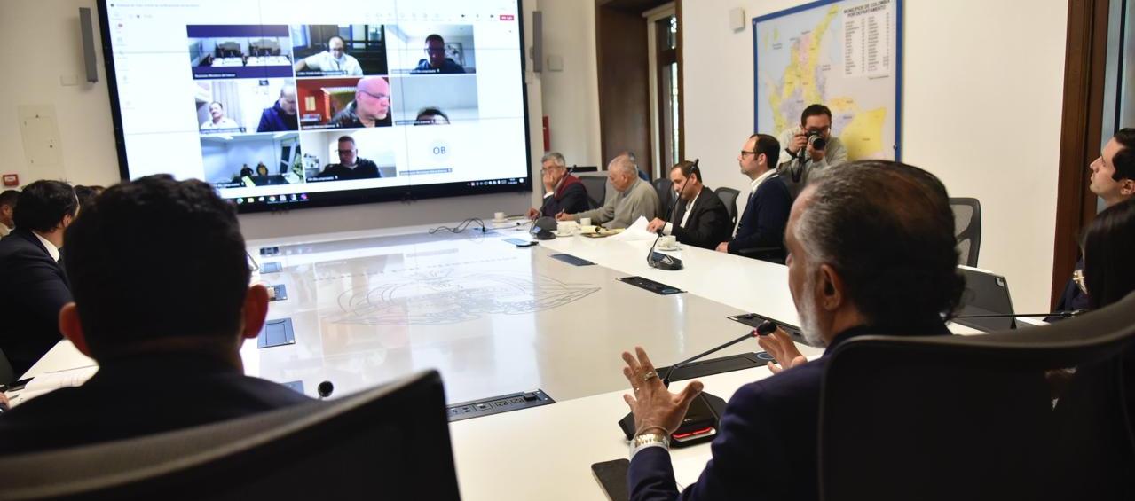 Armando Benedetti, ministro del Interior, en la reunión con los exparamilitares. 