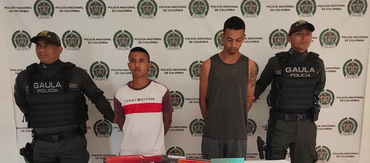 Los dos capturados por el Gaula de la Policía en Sabanagrande. 