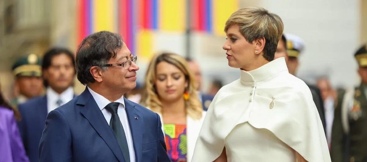 Gustavo Petro y Verónica Alcocer durante la posesión presidencial.