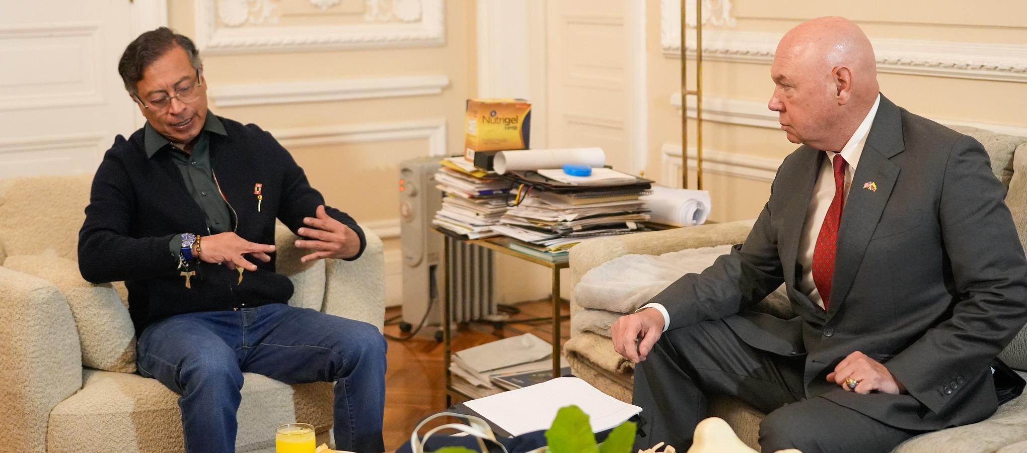 El Presidente Gustavo Petro y el jefe de Misión y encargado de Negocios de la Embajada de EE.UU. en Bogotá, John T. McNamara.