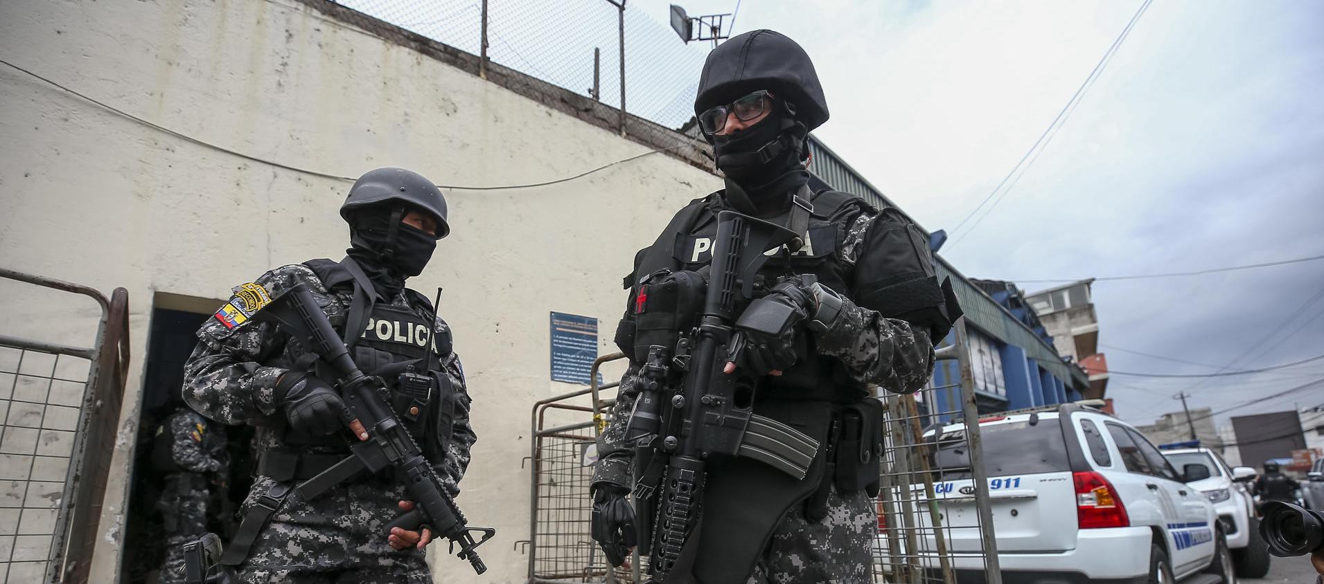 Policía ecuatoriana en la calle. 