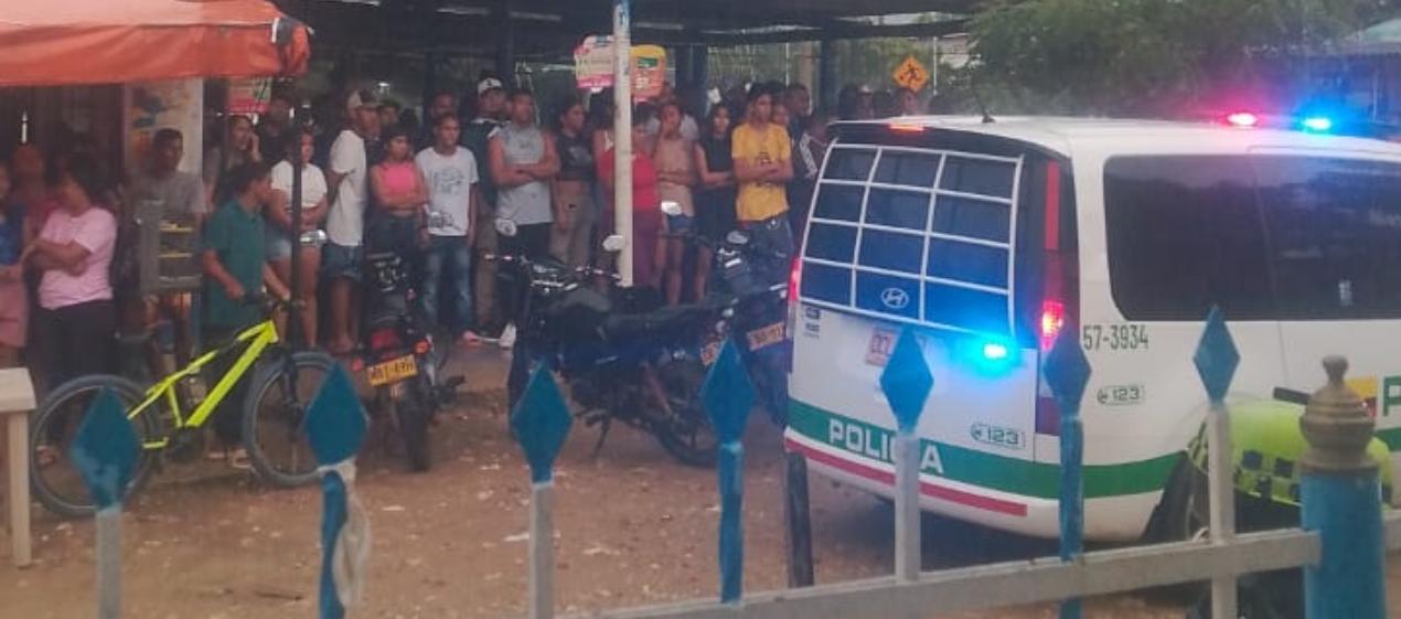 La Policía y personas aglomeradas en frente del lugar de los hechos. 