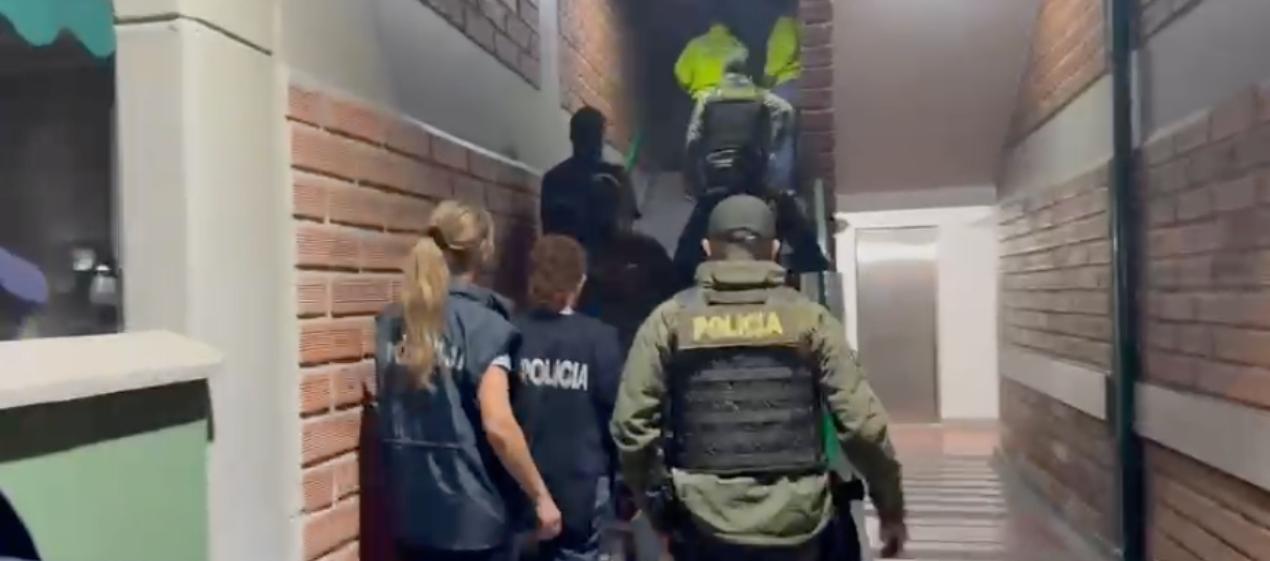 Policías realizando los operativos de capturas. 