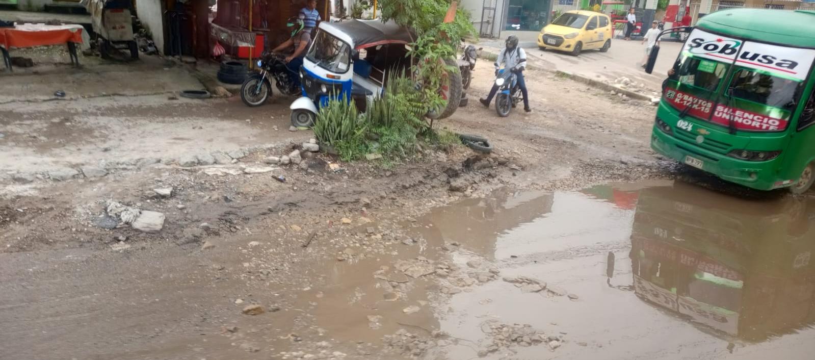 Vía en mal estado en carril norte -sur de la prolongación de Murillo, frente al centro comercial Nuestro Atlántico. 