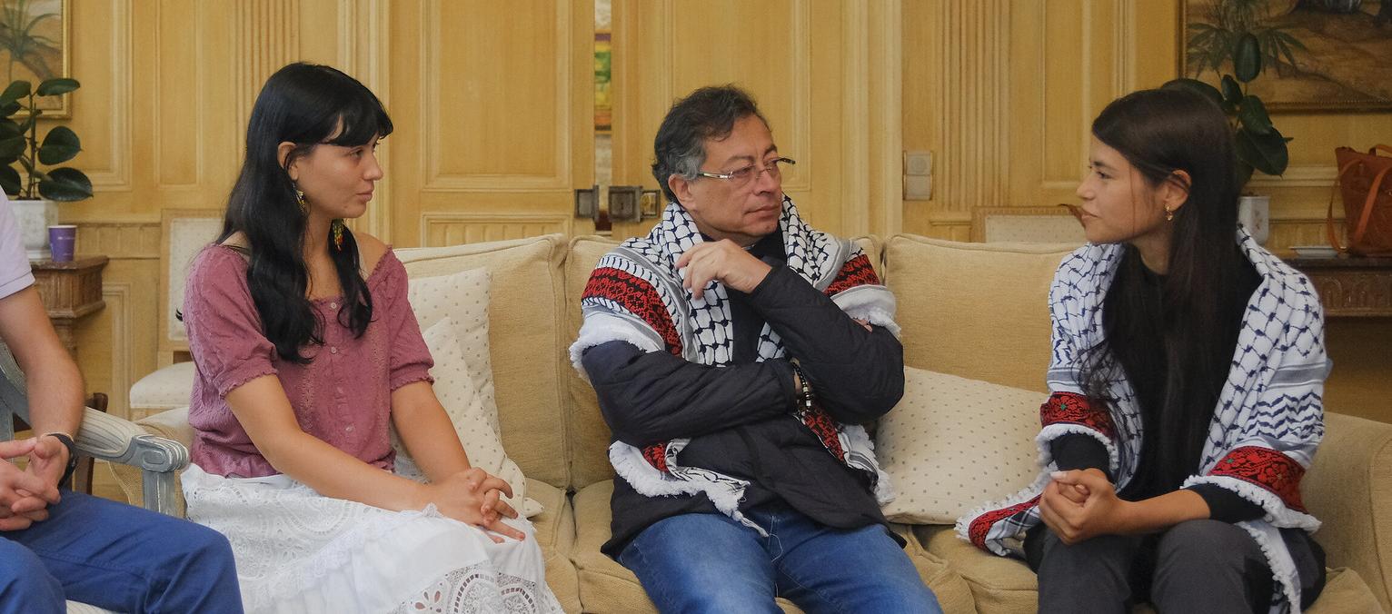 Reunión de Petro y con las colombianas Luna Barreto y Manuela Bedoya.