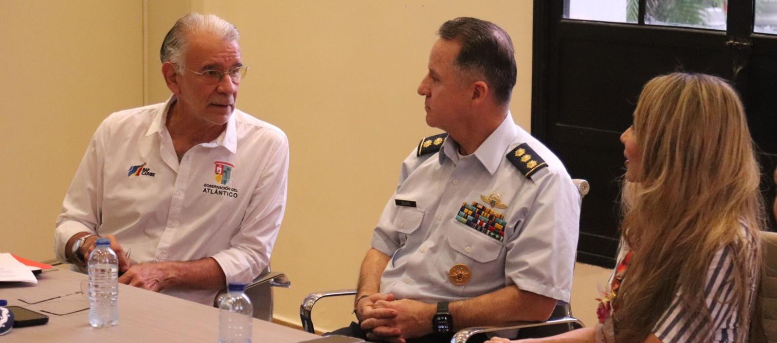 Gobernador Verano junto a directivo de Satena y Ana María Aljure, gerente de Ciudad de Barranquilla.