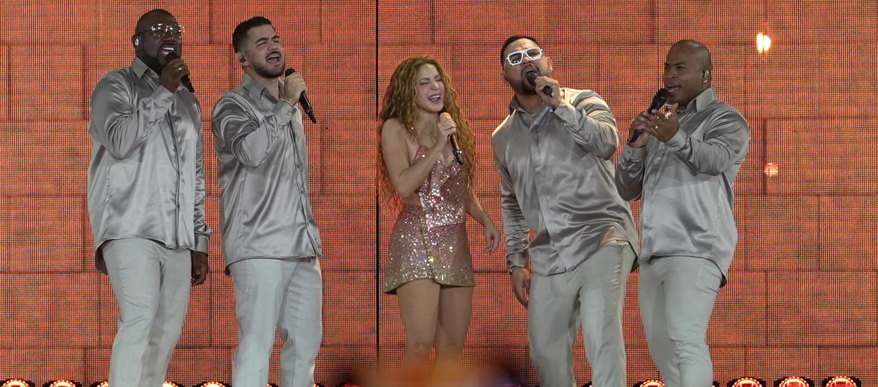 Shakira junto al Grupo Niche.