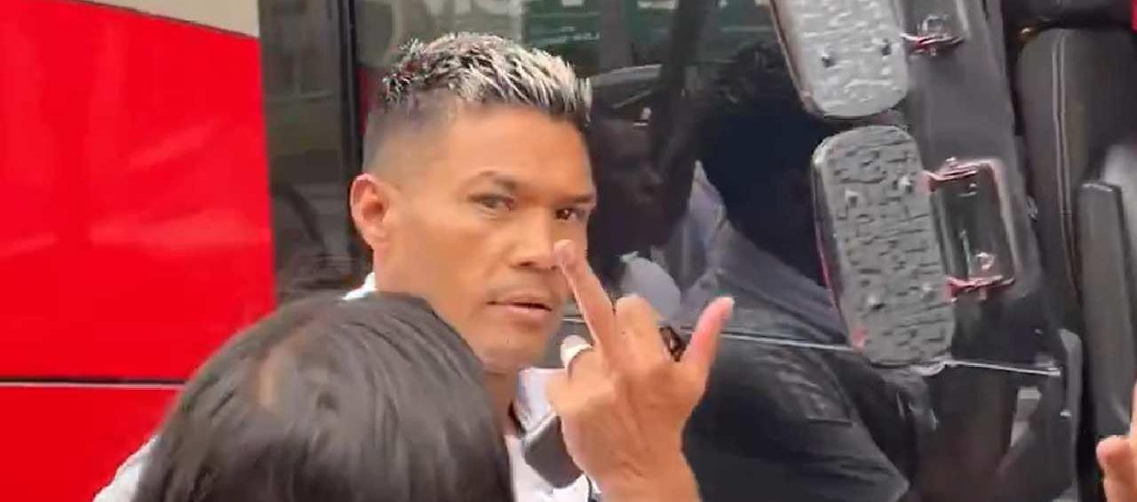 Teófilo Gutiérrez haciendo un gesto obsceno a un periodista.