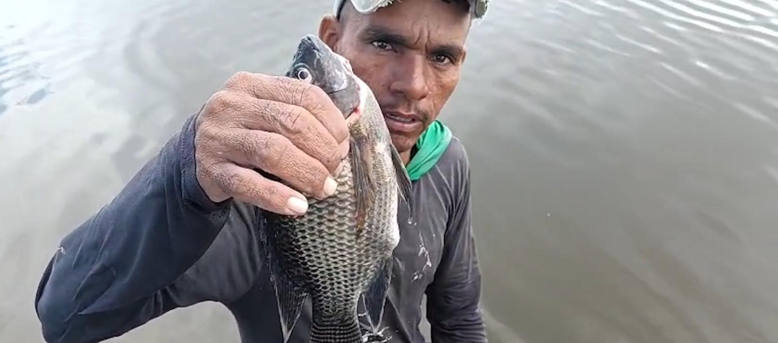 Tomás Corrales pescó una mojarra en seis horas y media de pesca
