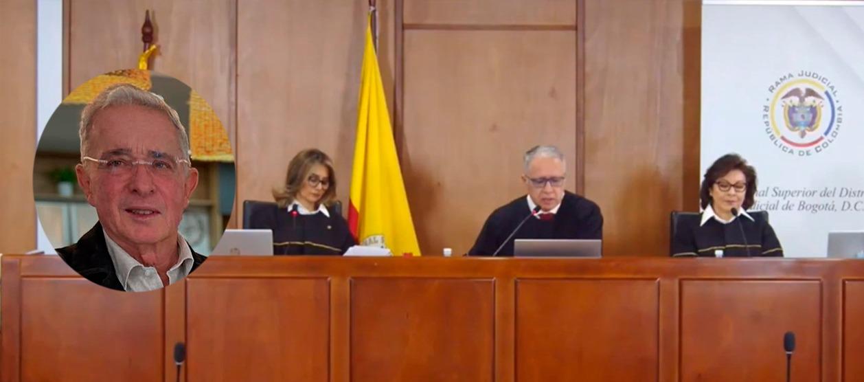 El expresidente Uribe y los magistrados del Tribunal que leyeron el fallo.