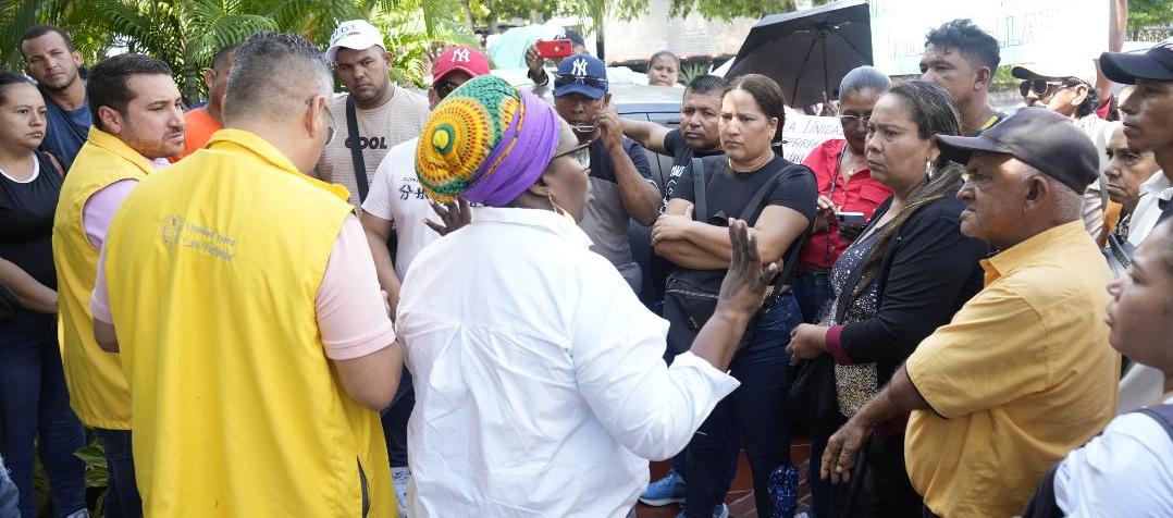 Víctimas de masacre de Nueva Venecia exigiendo el pago de indemnizaciones.