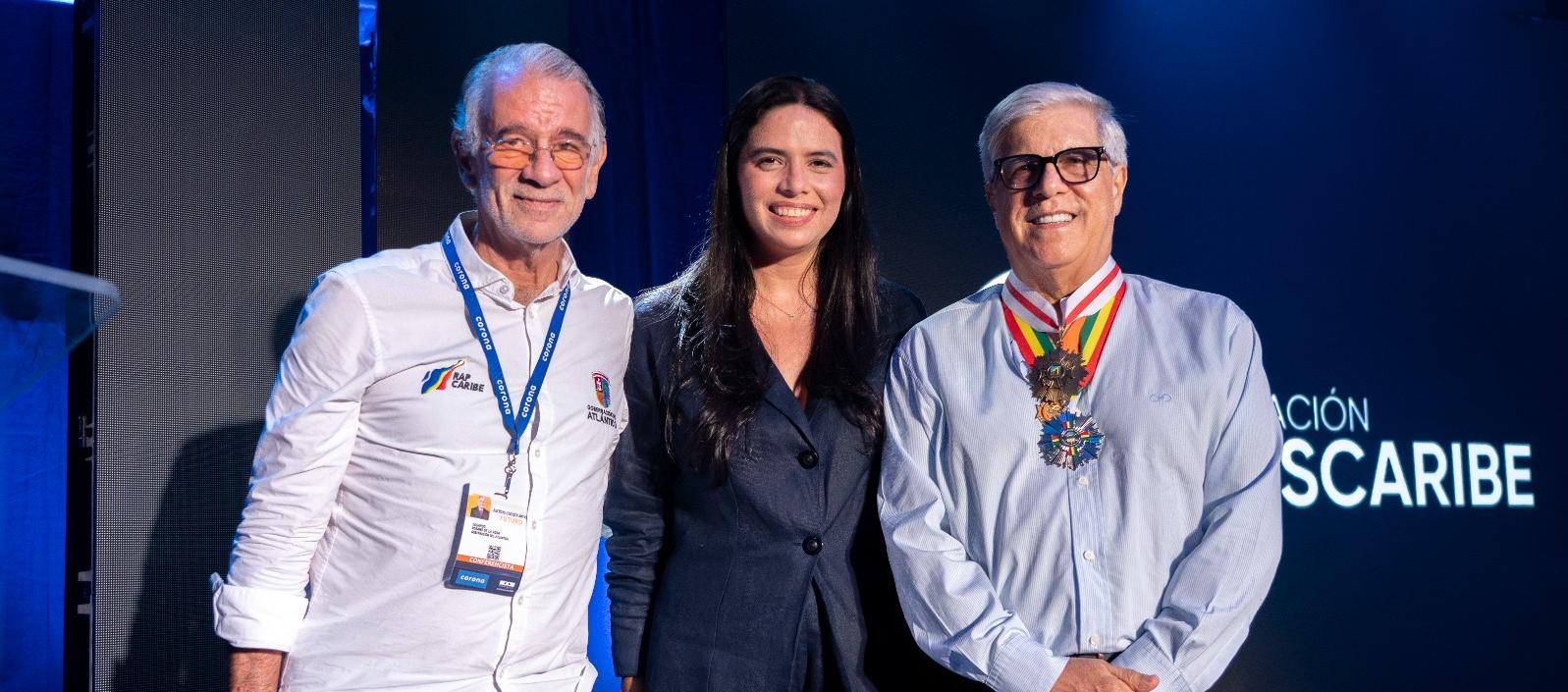 Gobernador Eduardo Verano; Diana Santiago, directora Fundación GasCaribe; y Ramón Dávila, gerente de Gases del Caribe.