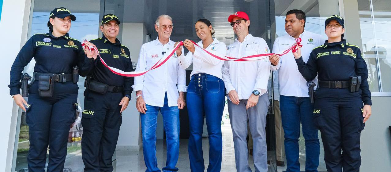 Gobernador Verano en la entrega de la nueva subestación de Policía en Puerto Giraldo, en Ponedera.