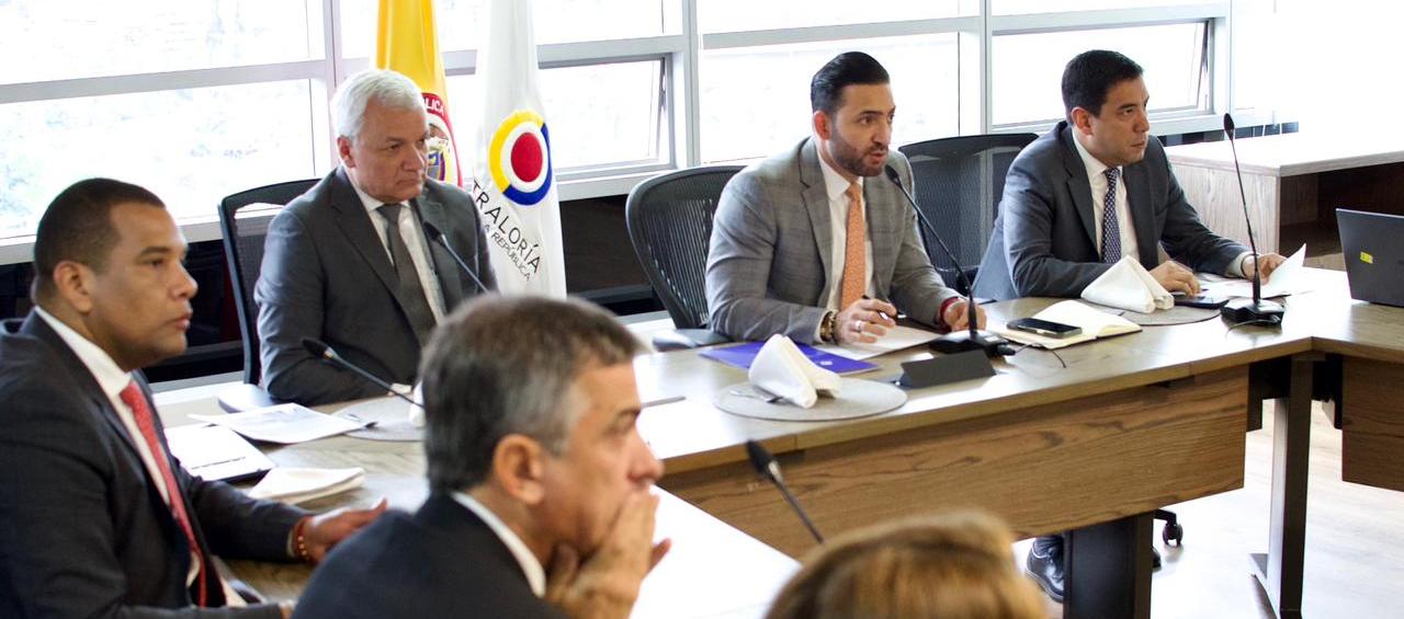 El Vicecontralor, Carlos Mario Zuluaga Pardo, en mesa de trabajo. 