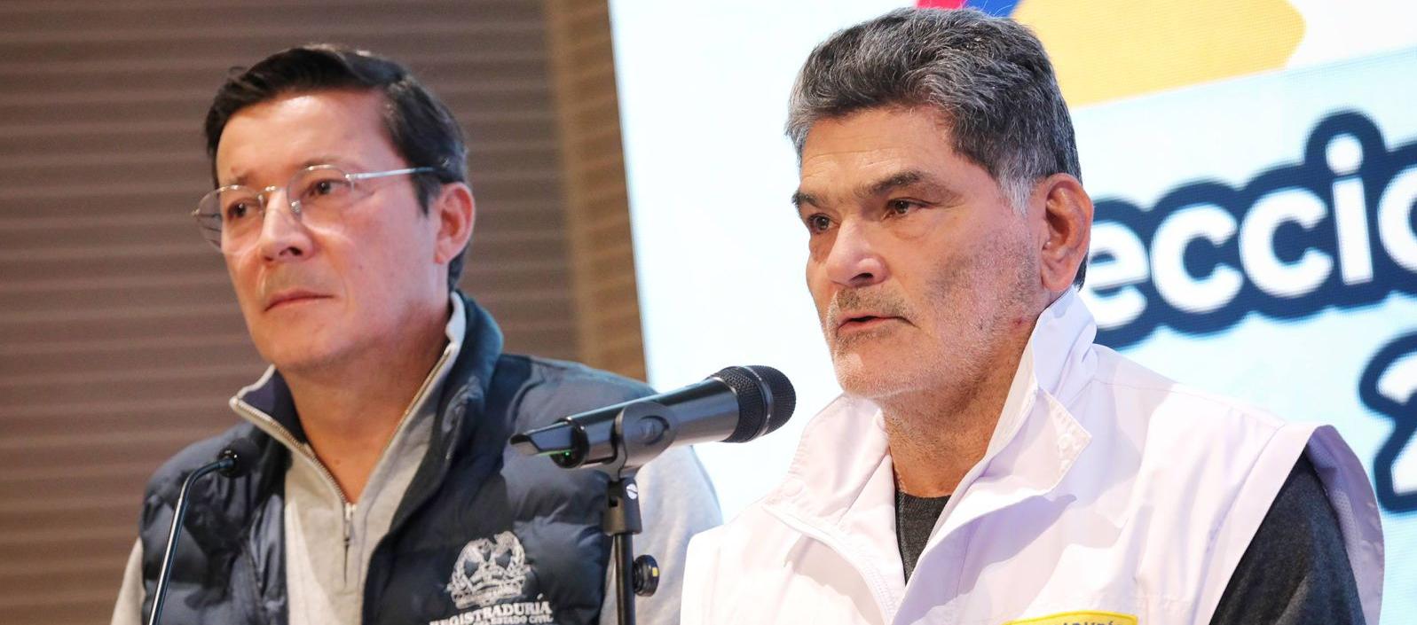 El Procurador acompañado del Registrador