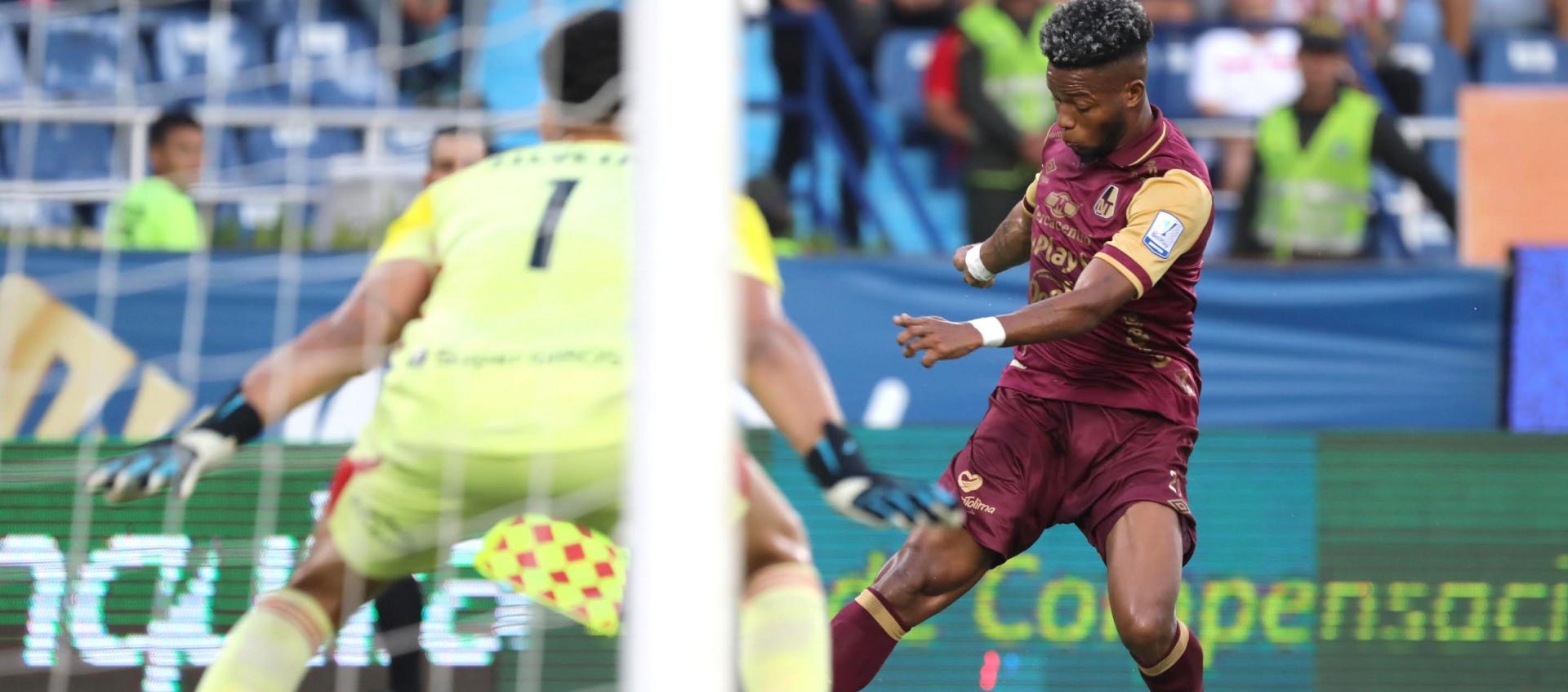 Yhorman Hurtado centrando para el gol del Tolima.