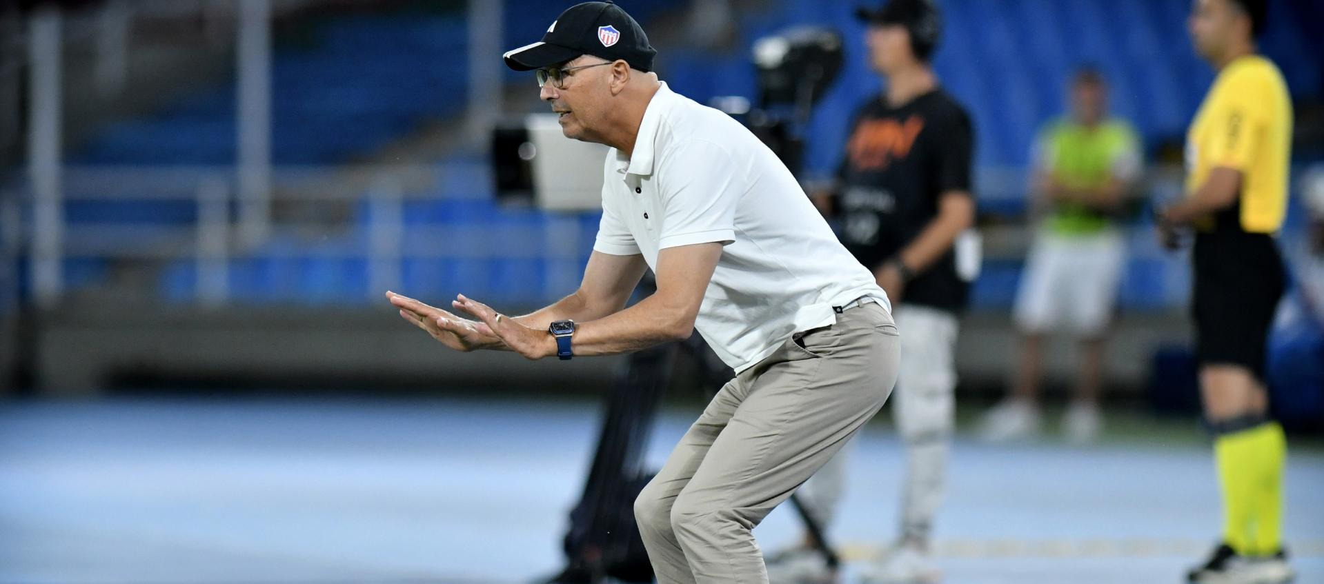 El técnico del Junior, Alfredo Arias, durante el partido contra América. 