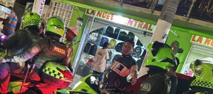 Policía atendiendo atentado en negocio de Sabanagrande. 