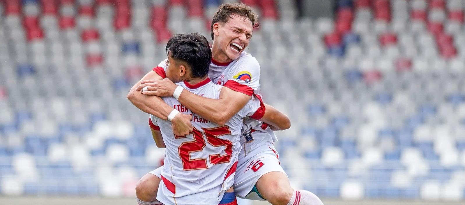 Daniel Socarrás celebra con Santiago Castro el gol de la victoria de Atlántico.