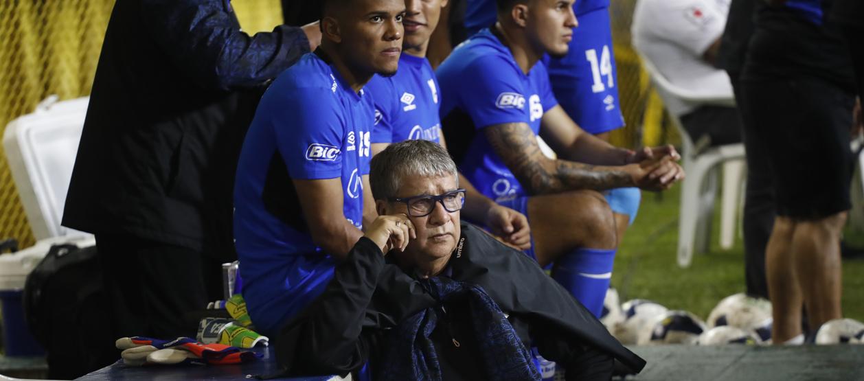 La cara de decepción de 'Bolillo' Gómez durante el partido contra Guatemala. 