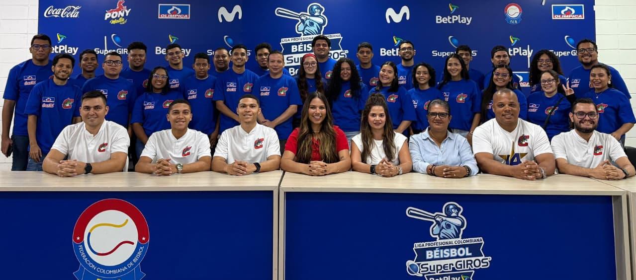 Los voluntarios escogidos con los encargados de las diferentes áreas de la organización Caimanes. 