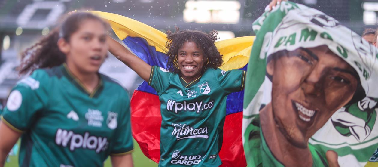 Jugadoras del Deportivo Cali celebran tras lograr el paso a la final de la Copa Libertadores femenina.