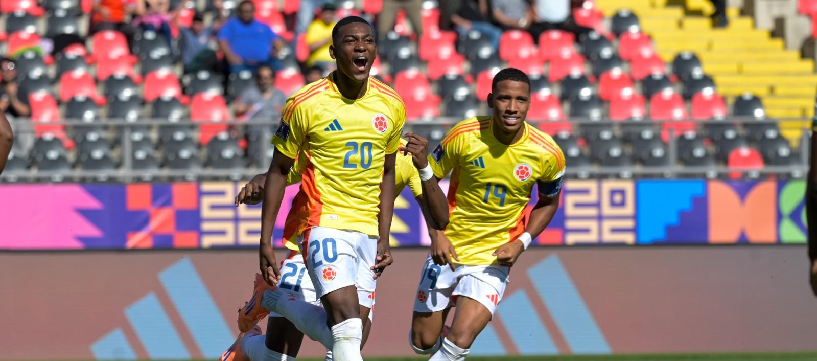 El juniorista Joel Canchimbo, autor del primer gol contra Sudáfrica, festeja con Kéner González. 