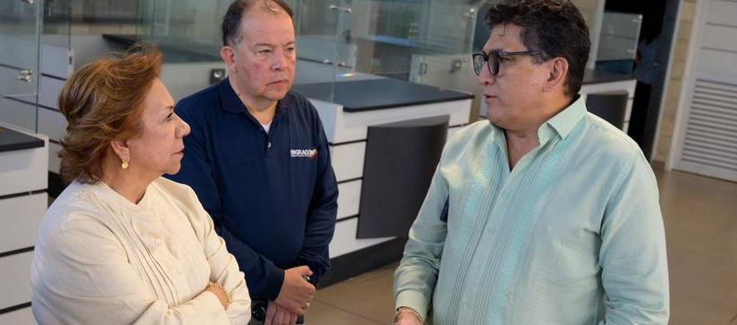 La canciller Rosa Villavicencio se reunió a primera hora con los familiares de los 17 colombianos que estaban detenidos en Venezuela.