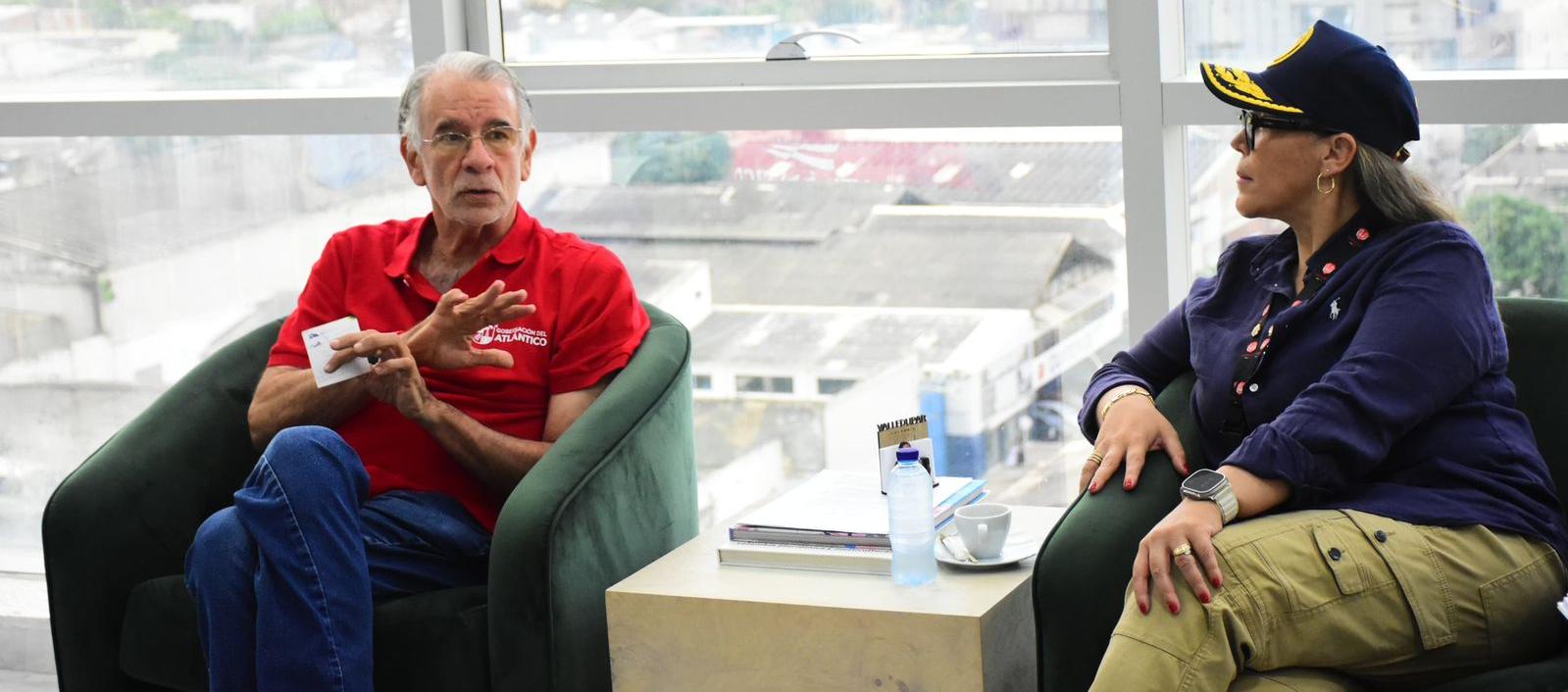 Eduardo Verano, gobernador del Atlántico, durante su reunión con Diana Olmos, delegada del Ministerio del Interior. 