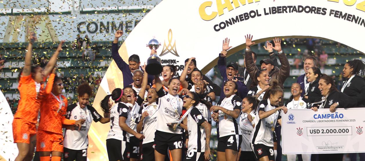 Jugadoras del Corinthians tras coronarse campeonas de la Copa Libertadores femenina. 