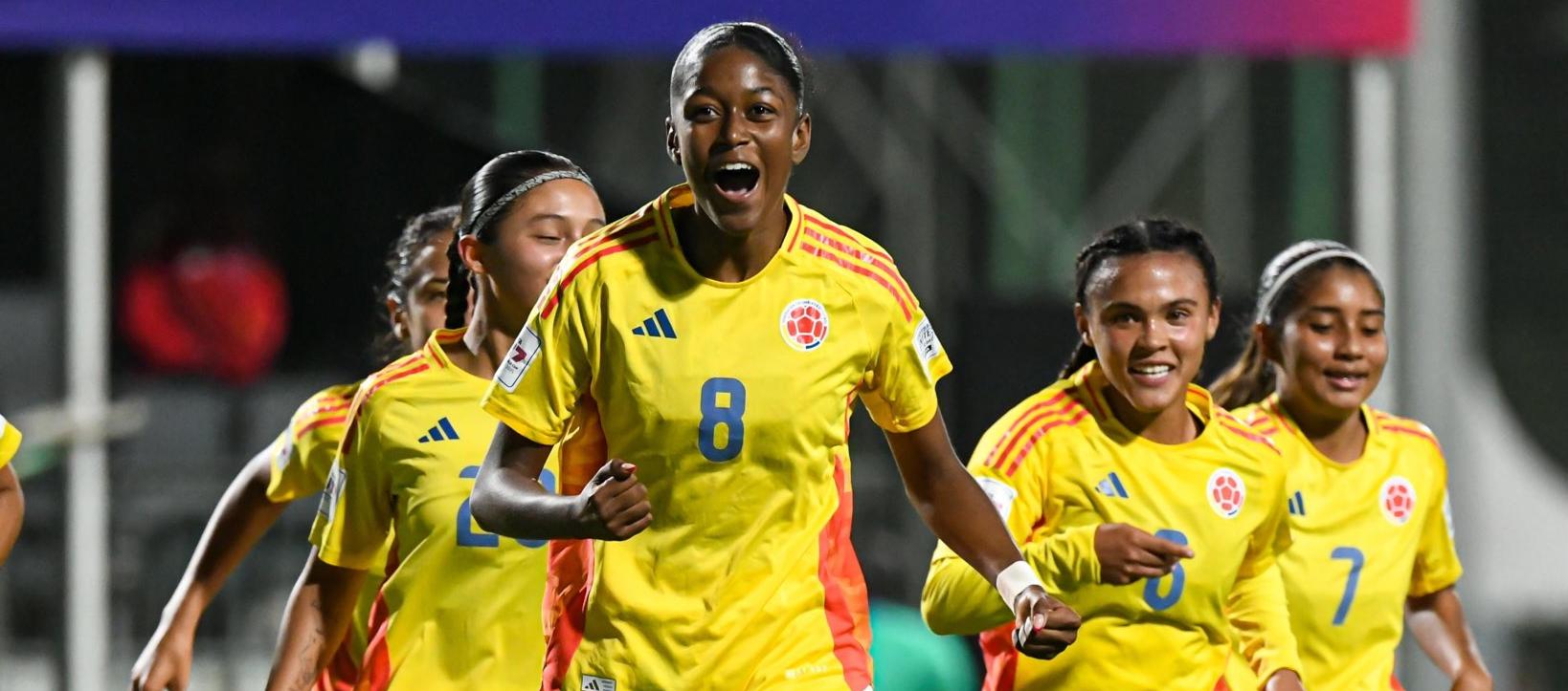 London Crawford (8) celebra tras marcar el sgundo gol colombiano. 